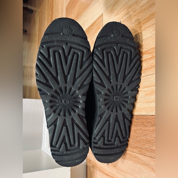 UGG Black Classic Mini ll Boots, Size 9. Fast Shipping! Non smoking home. - Picture 4 of 11